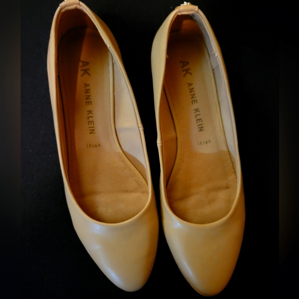 Womens size 9 Anne Klein flats.